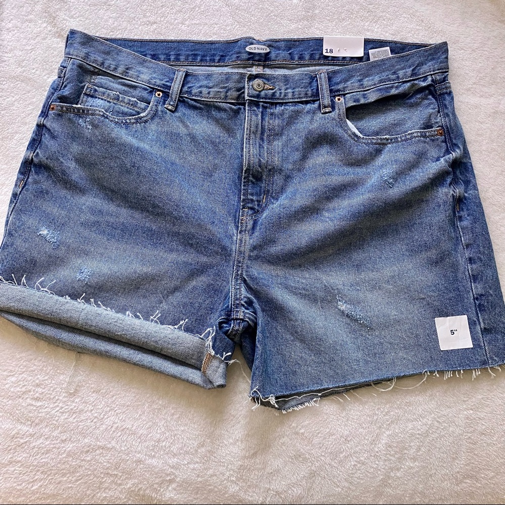 NWT. Old Navy Women’s Denim Shorts. Size 18.